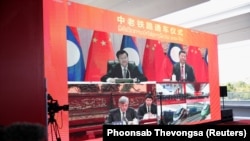 2021年12月3日,中国国家主席习近平和老挝国家主席通伦远程出席在老挝万象举行的连接昆明和万象的高铁项目交接仪式。(路透社图片)