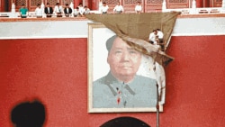 余志坚等人1989年向毛像泼墨(苹果日报图片)