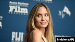 Santa Barbara နိုင်ငံတကာရုပ်ရှင်ပွဲတော်ရဲ့ အစိတ်အပိုင်းအဖြစ်ကျင်းပတဲ့ Maltin Modern Master Award ဆုပေးပွဲကိုတက်ရောက်လာတဲ့ မင်းသမီး Angelina Jolie (ဖေဖော်ဝါရီ ၅၊ ၂၀၂၅)