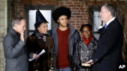 德布拉西奥(右)在家人陪伴下宣誓就任纽约市长。