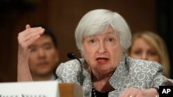美联储主席耶伦在国会听证会上作证。(资料照片)