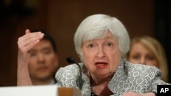 美联储主席耶伦在国会听证会上作证。(资料照片)