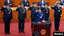 2018年3月18日,新一届中国国家中央军委大部分成员在北京人民大会堂宣誓就职。排名第一的副主席许其亮手抚宪法,后排从左到右:委员张升民、李作成、副主席张又侠、委员魏凤和、苗华。