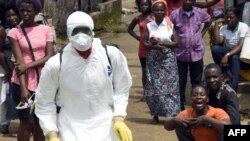 在利比亚里首都蒙罗维亚,一名妇女在听到丈夫因疑似感染埃博拉病毒而死亡后哭喊起来。(2014年10月4日)