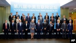 中国国家主席习近平访问微软公司,同美中互联网界大公司主管合影,包括微软首席执行官纳德拉、脸书首席执行官扎克伯格、亚马逊首席执行官贝佐斯和中国互联网大佬马云、马化腾等人(2015年9月23日)