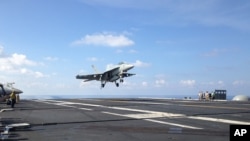 一架FA-18战机在美国航母约翰.C.斯坦尼斯号起飞,美国国防部长卡特星期五在其亚洲之行期间视察了这艘在南中国海游弋的航母。(2016年4月15日)