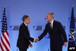 美国国务卿布林肯与北约秘书长斯托尔滕贝格在北约布鲁塞尔外长会议期间发表联合声明后握手。(2023年11月28日)