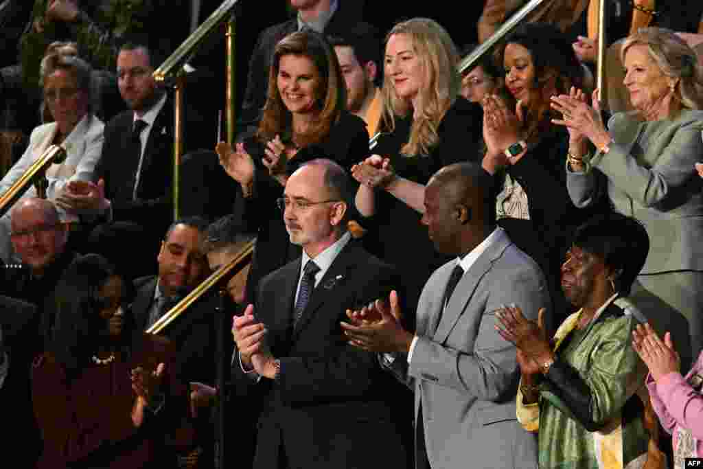 the United Auto Workers (UAW) ဥက္ကဋ္ဌ Shawn Fain (ဗဟို)   March 7, 2024.