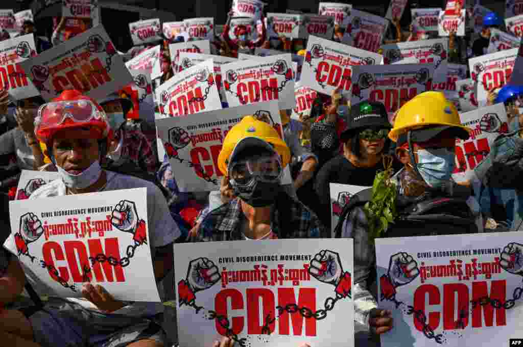 စစ်အာဏာသိမ်းမှုကို ဆန့်ကျင်ဆန္ဒပြကြတဲ့ ရန်ကုန်မြို့ခံများ။ 