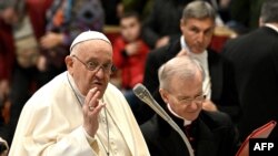 2024 年 12 月 19 日,罗马天主教教宗方济各在梵蒂冈圣彼得大教堂接见朝圣者。