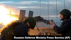 在中俄举行“海洋-2024“”联合军演中,俄罗斯海军士兵从战舰上打击海空目标。(2024年9月12日)