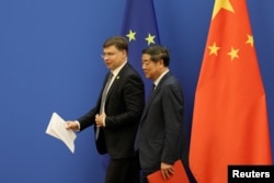 欧盟委员会执行副主席兼贸易专员瓦尔迪斯·东布罗夫斯基斯(Valdis Dombrovskis)在访问北京期间与中国副总理何立峰出席联合记者会。(2023年9月25日)