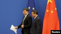 欧盟委员会副主席瓦尔迪斯·东布罗夫斯基斯(Valdis Dombrovskis,左)9月底访问中国。(路透社)