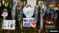 新西兰发生枪击案的林伍德清真寺悼念遇难者的鲜花(2019年3月16日)