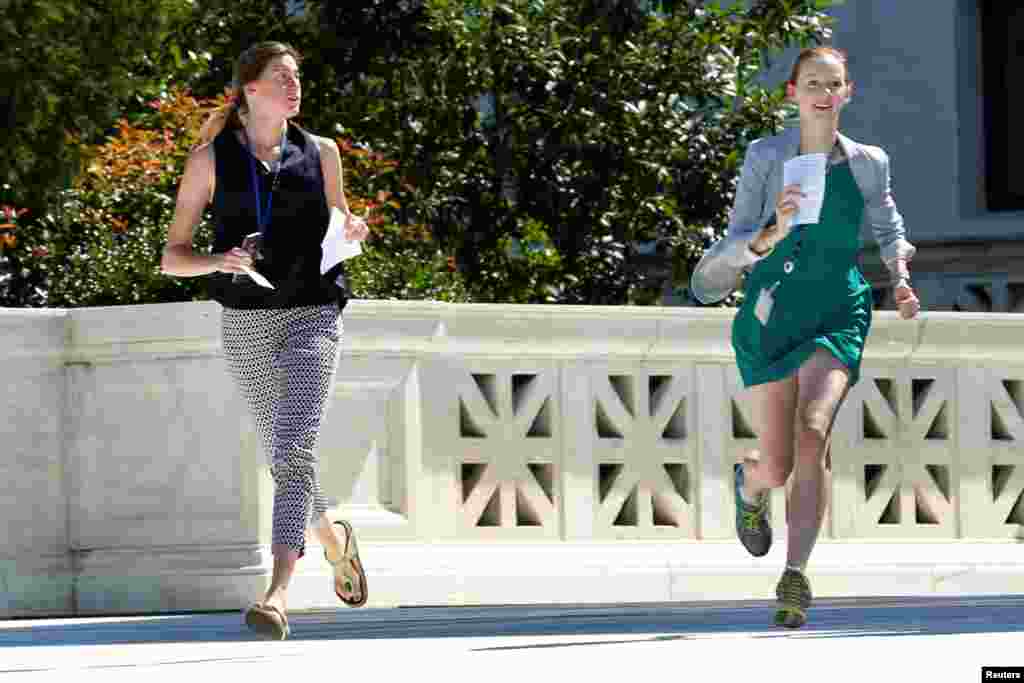 新闻助理们跑出美国最高法院,争分夺秒报新闻(6月26日),此前最高法院宣布,川普总统第二次发布的旅行限令中的部分条款可以生效,直到最高法院到十月份对此作出永久性的裁决。