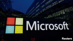资料照片:法国巴黎伊西莱穆利诺的微软办公室外的标识。(路透社)