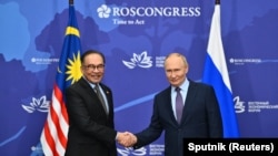 俄罗斯总统普京与马来西亚总理安瓦尔在符拉迪沃斯托克举办的东方经济论坛会议期间举行会晤。(2024年9月5日)