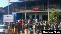 ကျောက်မဲမြို့နယ် လွှတ်တော်ကိုယ်စားလှယ်ရုံးတွင်း လူထုတွေ့ဆုံပွဲကို တပ်ဘက်က လာရောက်ဟန့်တားစဉ် ( ဒီဇင်ဘာ ၂၄-၂၀၁၇)(ဓါတ်ပုံ-SNLD- J Leo Fari FB )