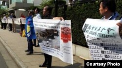 6月3日示威者在中国驻德国杜塞尔多夫总领事馆前举行纪念六四, 魏京生无法出席。