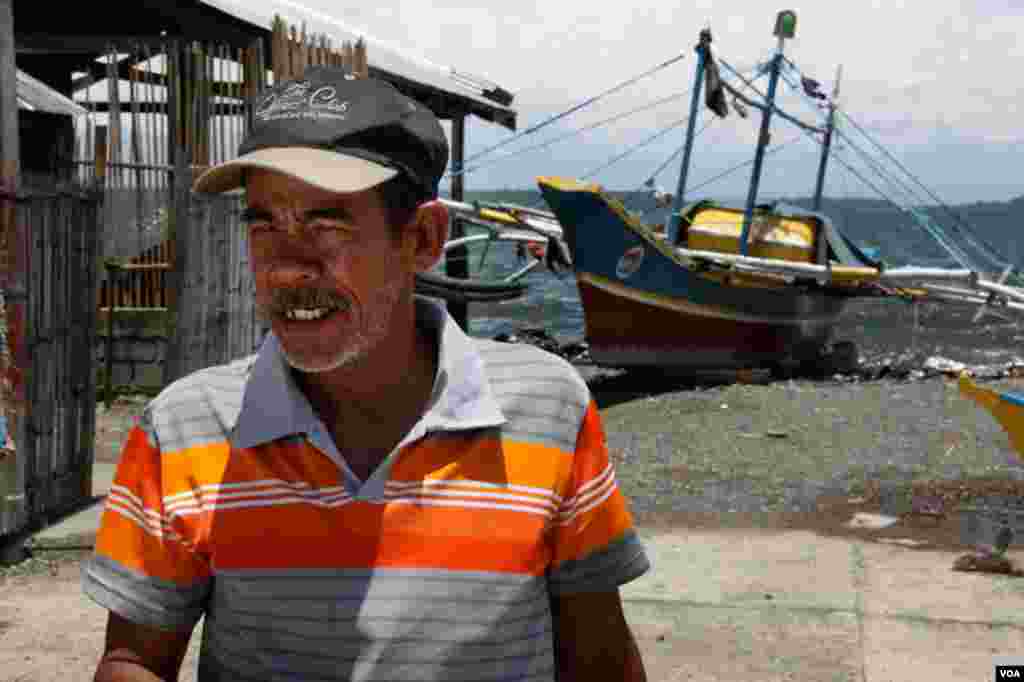 三描礼士省马辛洛克镇的渔民(D. Schearf/VOA)