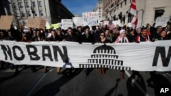 在白宫门口抗议川普总统旅行限令的民众(2017年2月4日)