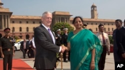 印度国防部长西塔拉曼于2017年9月26 日在印度新德里的国防部办公室欢迎美国国防部长詹姆斯·马蒂斯(James Mattis)。