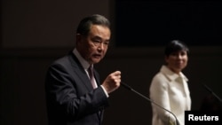 中国外长王毅与挪威外交大臣瑟雷德在奥斯陆举行的联合记者会上发言。(2020年8月27日)