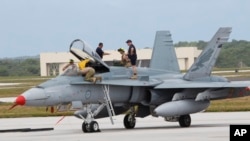 (资料照)停落在关岛美军安德森空军基地的一架澳大利喷气式战机正在为参加一次训练做准本工作。