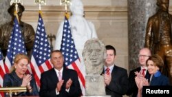 捷克内政部长哈玛谢克(左三)和捷克前总统哈维尔遗孀达格玛·哈维尔(左一)2014年11月19日在美国华盛顿参加哈维尔塑像落成仪式。