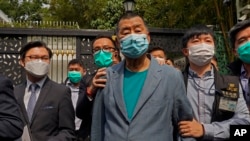 壹传媒创办人黎智英(中)被香港警察从家中带走。(2020年4月18日)