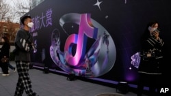 中国正加强整治社媒平台的“炫富”风气,审查机构最近屏蔽了多个因炫富而走红的网红帐号。(美联社)