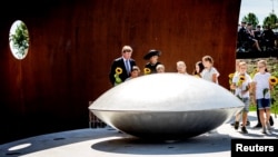 荷兰国王威廉-亚历山大和王后马克西玛参加马航MH17遇难者纪念碑揭幕仪式。(2017年7月17日)