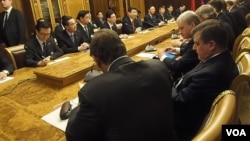 2013年3月习近平访问俄罗斯国家杜马。俄罗斯代表团中左侧第三人是驻中国大使杰尼索夫。(美国之音白桦)