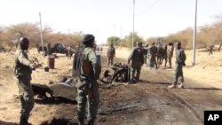 3月21日一名伊斯兰自杀炸弹杀手把廷巴克图机场附近的的马里军队检查岗哨炸成瓦砾,马里士兵在察看爆炸现场