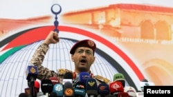 资料照片:也门胡塞武装军事发言人叶海亚·萨雷拉(Yahya Sarea)在萨那宣读该组织最新的袭击商船行动之后呼喊口号。(2024年5月24日)