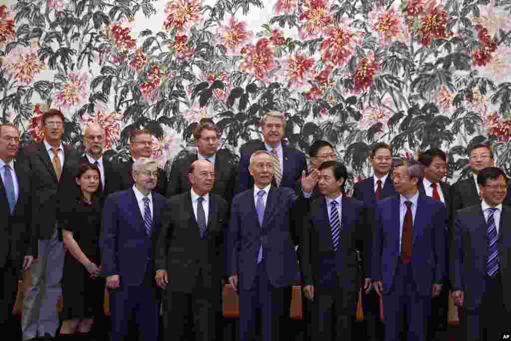 美国代表团与中国代表团合影时美国商务部长罗斯与中国副总理刘鹤寒暄。从照片上看,前排中间5人是(左起)美国驻华大使布兰斯塔德,美国商务部长罗斯,中国副总理刘鹤,中国商务部长钟山和中国人民银行行长易纲。中国官方3日下午发表的简短声明称:“双方就落实两国在华盛顿的共识,在农业、能源等多个领域进行了良好沟通,取得了积极的、具体的进展,相关细节有待双方最终确认。” 声明同时警告,“如果美方出台包括加征关税在内的贸易制裁措施,双方谈判达成的所有经贸成果将不会生效。”