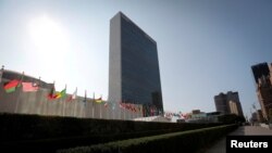 召开上届联合国大会时联合国总部前的情景(路透社2020年9月21日)