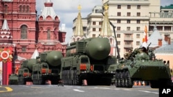 资料图:在俄罗斯首都莫斯科举行的纪念二战结束 77 周年的胜利日阅兵式上,俄罗斯 展示RS-24洲际弹道导弹。(2022年5月9日)