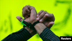 Ảnh minh họa_ Quyền tự do biểu đạt. Một nhà báo giơ cao hai tay bị trói trong một cuộc biểu tình đòi tự do báo chí ở Karachi ngày 17/11/2007. REUTERS/Mohsin Hassan