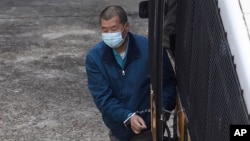 香港民主人士黎智英被移送至九龙半岛的荔枝角收押所。(2020年12月3日)