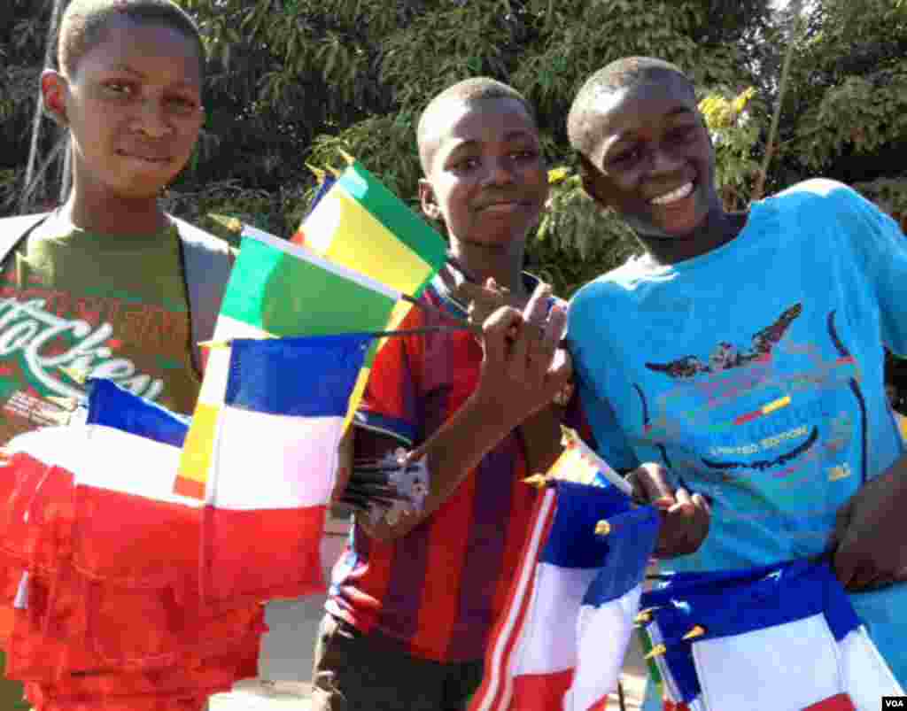 马里街头卖国旗的商贩。法国旗成了热门,当然马里旗也少不了。(2013年1月18日)(Idrissa Fall/VOA)