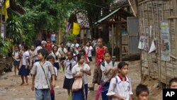 ထိုင်းနိုင်ငံတွင်းက ဒုက္ခသည် စခန်းက ကလေးငယ်တွေရဲ့ ကျောင်းဆင်း အိမ်ပြန်ချိန်။ ဇူလိုင်လ ၁ ရက် ၂၀၁၀။