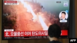 在首尔的一个火车站,一名妇女正在观看电视屏幕上播放的朝鲜导弹试射新闻。(2024年6月26日)