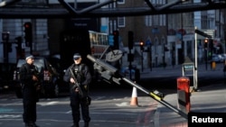 جلسه‌ای در کاخ سفید. پرزیدنت ترامپ و تیم اسکات سناتور ایالت کارولینای جنوبی در سنای ایالات متحده در این عکس دیده می‌شوند. پرزیدنت ترامپ خواستار بازگشایی ایالت‌ها با توجه به کاهش شیوع کرونا شده است. 