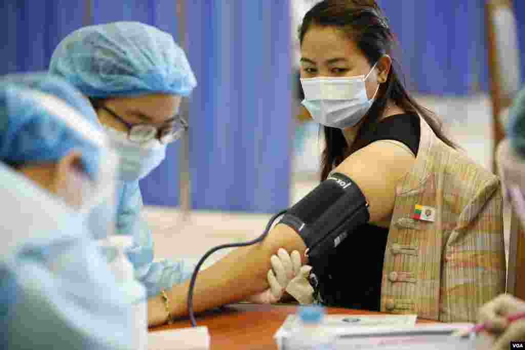 တတိယအကြိမ် လွှတ်တော် တက်ရောက်မည့် ပြည်သူ့လွှတ်တော် ကိုယ်စားလှယ်များကို COVID ကာကွယ်ဆေး စတင် ထိုးနှံသည့် မြင်ကွင်း။ (ဇန်နဝါရီ ၂၉၊ ၂၀၂၁)