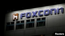 资料照片: 台北一栋大楼上的富士康的标志。