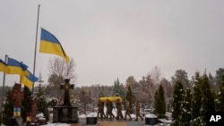 202年11月21日,在乌克兰基辅地区伊尔平举行的葬礼上,仪仗队抬着第47旅阵亡乌克兰军人谢尔希·索洛维约夫的灵柩,他于11月12日在库尔斯克州与俄罗斯军队的战斗中丧生。