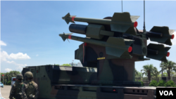 台湾军队2017年7月13日向民众展示武器和决心保卫自己家园。(美国之音黎堡摄)