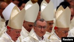 梵蒂冈国务卿帕罗林(中)2014年4月19日在梵蒂冈庆祝复活节的宗教仪式上。