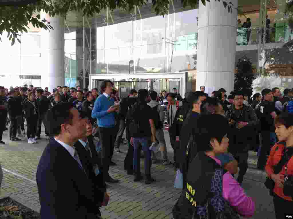 高等法院执达主任在金钟中信大厦展开清理障碍物行动(美国之音海彦拍摄)